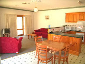 Campaspe Lodge - Schoolies Week Accommodation 1