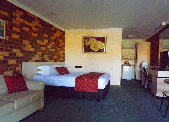 Highway Inn Motel - Schoolies Week Accommodation 2