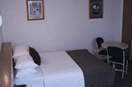 Burkes Hotel Motel - Schoolies Week Accommodation 1