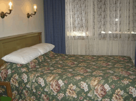 Burkes Hotel Motel - Schoolies Week Accommodation 3