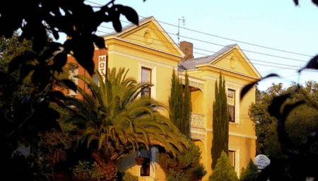 Campbell Street Lodge - Schoolies Week Accommodation