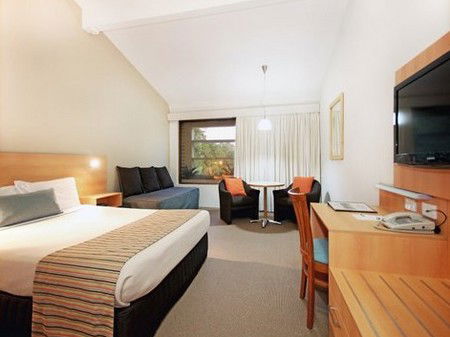 Quality Hotel Airport International - Schoolies Week Accommodation 2