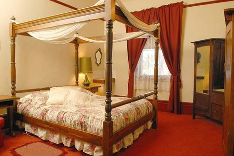 Mickey Bourkes Koroit Hotel - Schoolies Week Accommodation 0