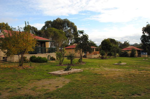 Lakes Entrance Country Cottages - Schoolies Week Accommodation 0