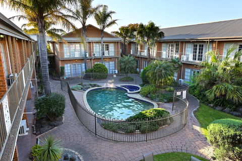 Quality Hotel Melbourne Airport - Schoolies Week Accommodation 0