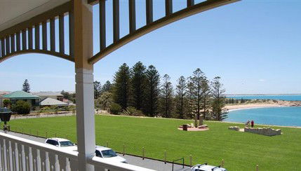 Port Elliot Beach House YHA - Schoolies Week Accommodation 6