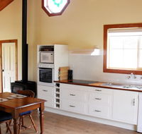 The Old Oak Bed and Breakfast - The Shearing Quarters - Schoolies Week Accommodation