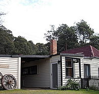 Glenbrook House and Cottage - Schoolies Week Accommodation
