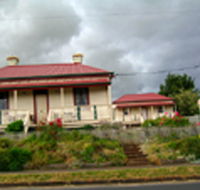 Tier View Twin Cottages - Schoolies Week Accommodation