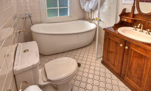 Bridal Falls Cottage - Schoolies Week Accommodation 0