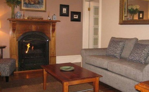 Bridal Falls Cottage - Schoolies Week Accommodation 4