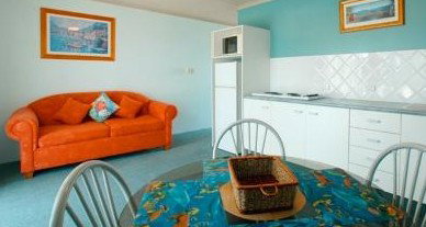 Allamanda Retreat - The Entrance - Schoolies Week Accommodation 2