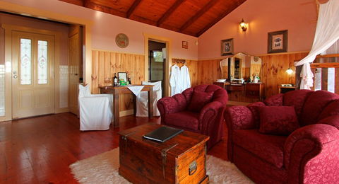 A Settlers Cottage - Schoolies Week Accommodation 1