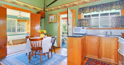 A Settlers Cottage - Schoolies Week Accommodation 3