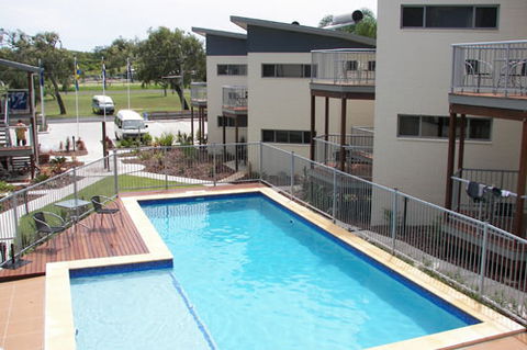 Emu's Beach Resort - Schoolies Week Accommodation 0