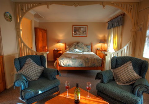 Honeysuckle Cottages And The Rocks Restaurant - Schoolies Week Accommodation 0