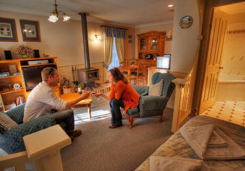 Honeysuckle Cottages And The Rocks Restaurant - Schoolies Week Accommodation 1