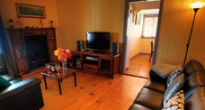 Apple Blossom Cottage - Schoolies Week Accommodation 0
