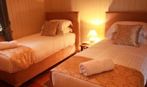 Apple Blossom Cottage - Schoolies Week Accommodation 1