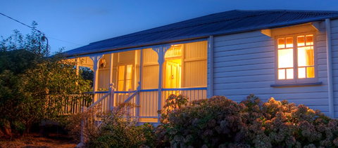 Apple Blossom Cottage - Schoolies Week Accommodation 3