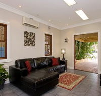 Swan Inn Bed and Breakfast - Schoolies Week Accommodation
