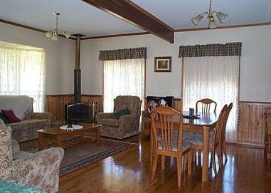 Kookaburra Cottage - Holiday Home - Schoolies Week Accommodation 4