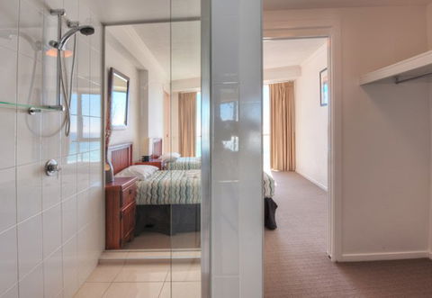 Reflection On The Sea - Schoolies Week Accommodation 1