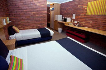 Comfort Inn Blue Shades - Schoolies Week Accommodation 1