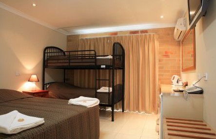 Emerald Central Palms Motel - Schoolies Week Accommodation 0