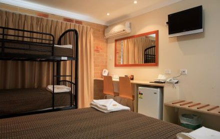 Emerald Central Palms Motel - Schoolies Week Accommodation 3
