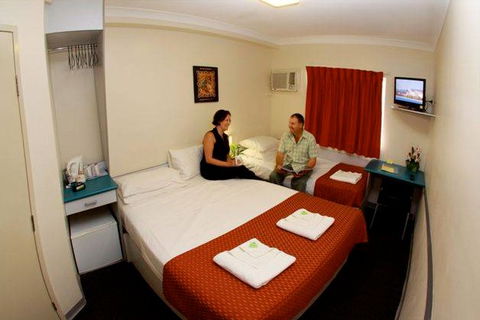 Value Inn - Schoolies Week Accommodation 1