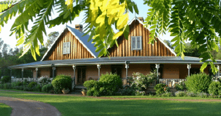 Carriages Country House - Schoolies Week Accommodation