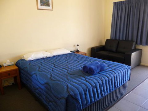 Moura Motel - Schoolies Week Accommodation 0