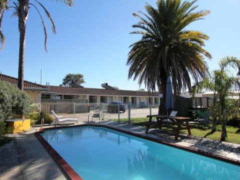 Albatross Motor Inn - Schoolies Week Accommodation 0