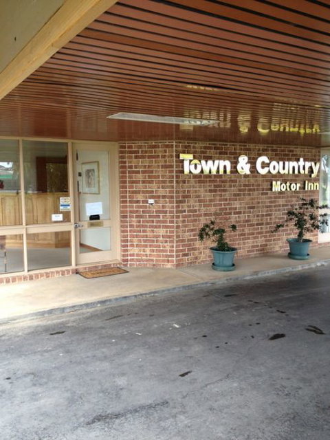 Town & Country Motor Inn Forbes - Schoolies Week Accommodation 0