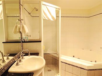 Waldorf Randwick Serviced Apartments - Schoolies Week Accommodation 0