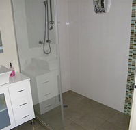DeaposVine Escape - Schoolies Week Accommodation