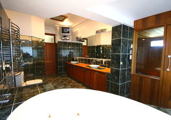 Relaxin - Schoolies Week Accommodation 0
