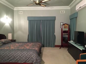 Relaxin - Schoolies Week Accommodation 2
