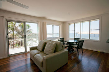 Emerald Views - Schoolies Week Accommodation 9