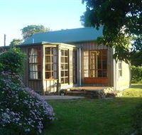 Stanley Lakeside Spa Cabins - Schoolies Week Accommodation