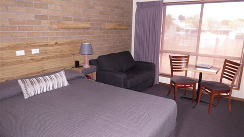 AAT 28 Goldsmith Hotel - Schoolies Week Accommodation 3