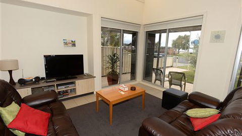 Murray Grange Villa Eight - Schoolies Week Accommodation 3