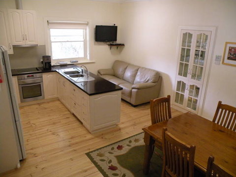 MacDonnell House (Naracoorte Cottages) - Schoolies Week Accommodation 2