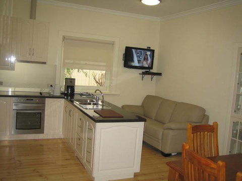 MacDonnell House (Naracoorte Cottages) - Schoolies Week Accommodation 3