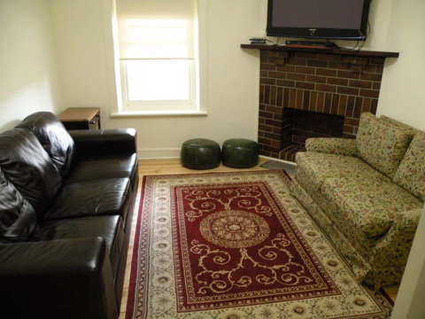MacDonnell House (Naracoorte Cottages) - Schoolies Week Accommodation 7