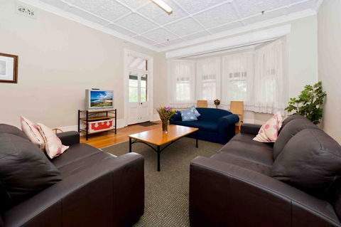 The Centre Bed & Breakfast - Schoolies Week Accommodation 0