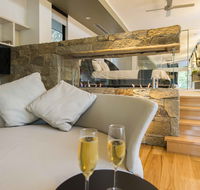 The Feathered Nest - Luxury Wildlife Retreat - Schoolies Week Accommodation