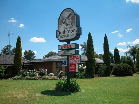 Bushmans Motor Inn - Schoolies Week Accommodation 0