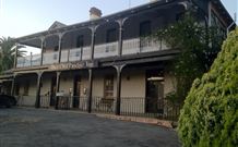 The Old Bridge Inn - Schoolies Week Accommodation 0